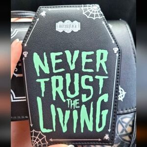 Never trust the living card wallet
